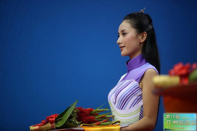 网友誉为最美运动会礼仪小姐着装——广州“行云流水”性感瞬间