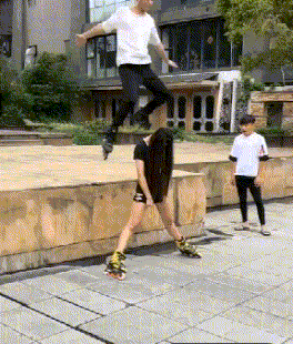 搞笑gif:现在的年轻人真是越来越会玩了