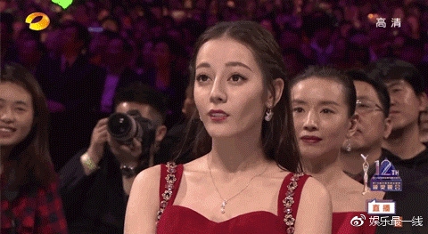 迪丽热巴获观众喜爱的女演员奖 闫妮王刚表情亮了 娱乐 热图1
