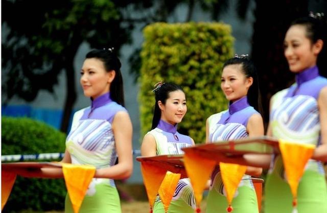 网友誉为最美运动会礼仪小姐着装——广州“行云流水”性感瞬间