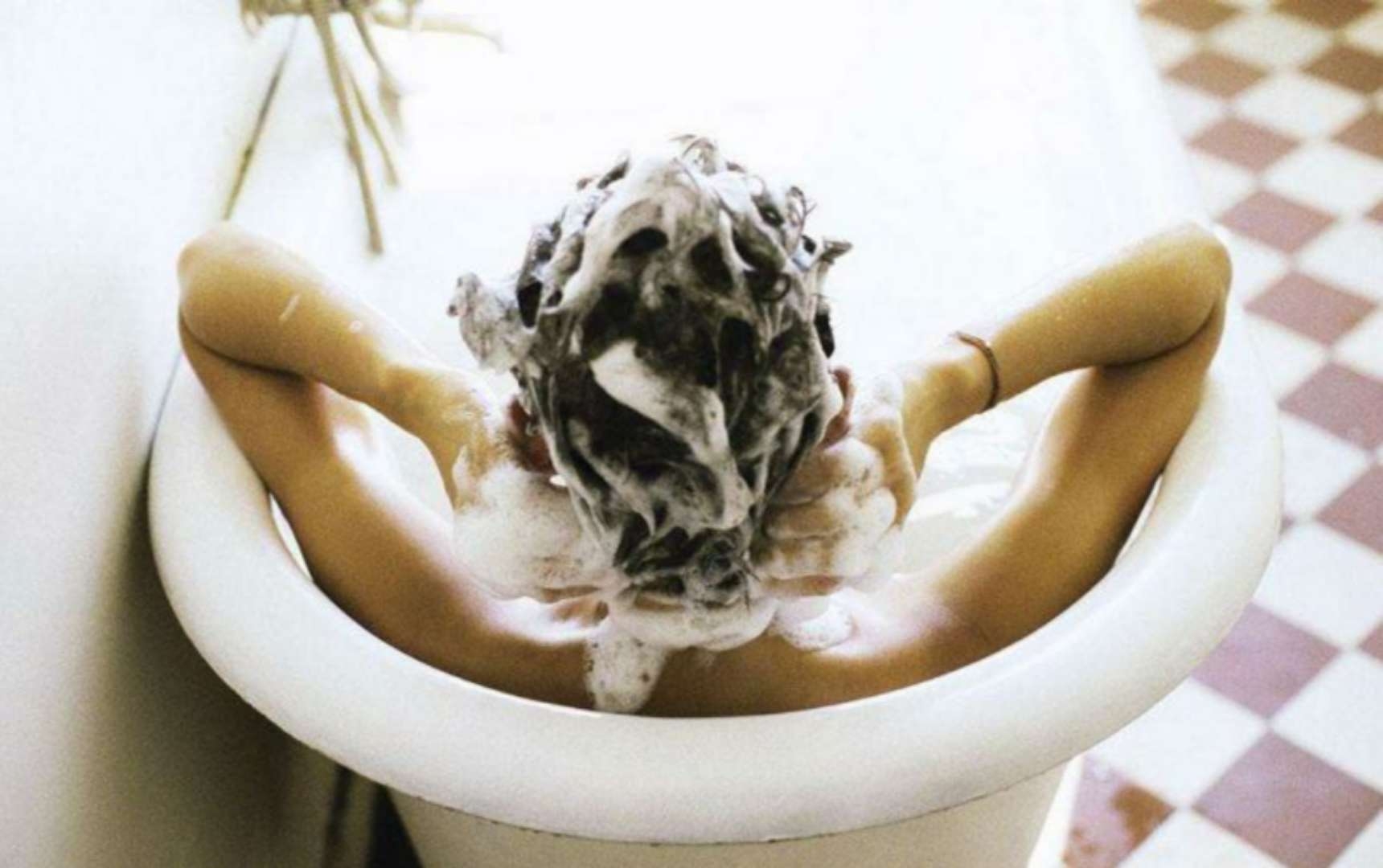 在家洗头会掉大量的头发,为什么在理发店洗头