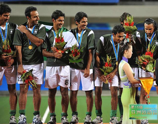 网友誉为最美运动会礼仪小姐着装——广州“行云流水”性感瞬间