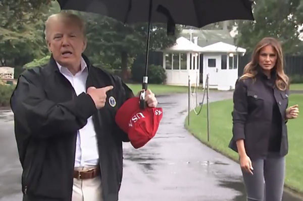 美总统这一次又大伞独揽，第一夫人独立秋雨中