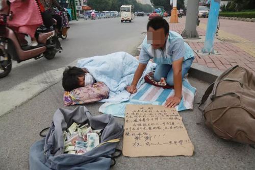 湖南女孩在丽江街头乞讨,牌子上写的字亮了__凤凰网