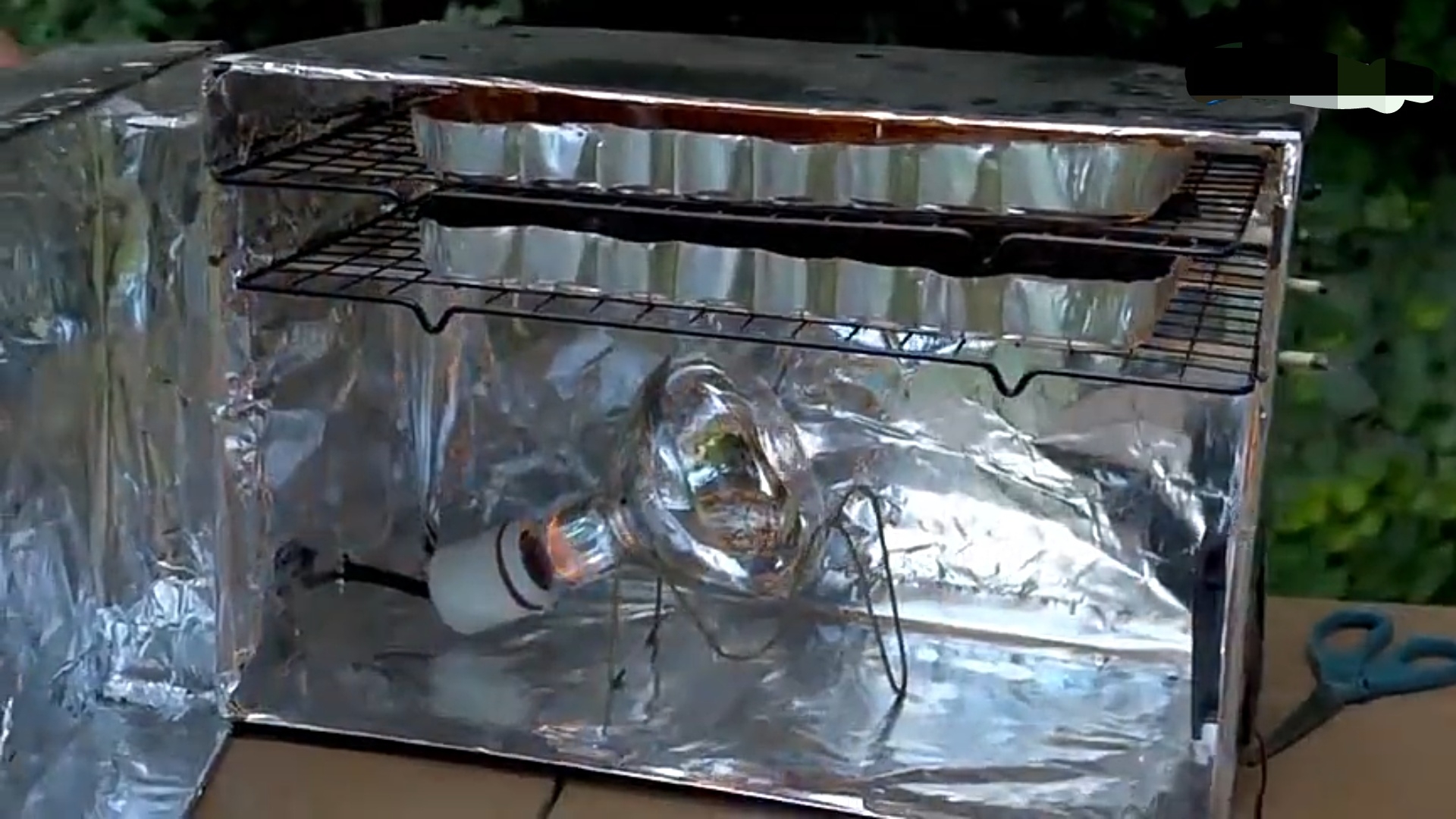 一瓶可乐和一瓶芬达的糖分烘干后颜色怪异,网