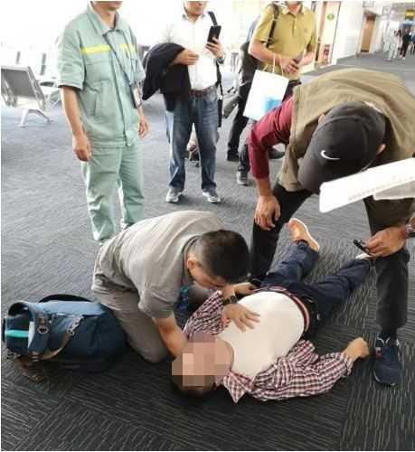 人群中被陌生男人看了一眼 他在机场捡回一条命