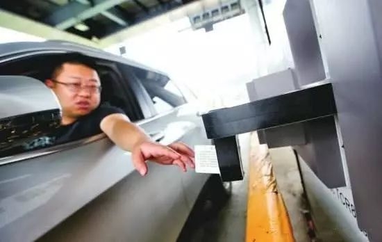 这些细节要注意!高速取卡被扣2分罚200,网友:到处是坑必须小心