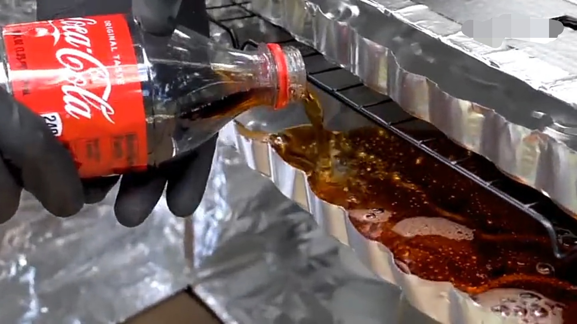 一瓶可乐和一瓶芬达的糖分烘干后颜色怪异,网