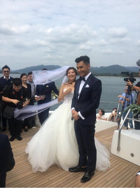 打拼20年凭《城寨英雄》夺TVB视帝，41岁娶港姐举办海上婚礼