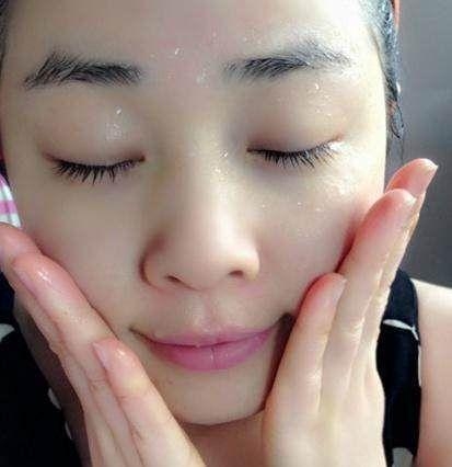 洗完脸就拍爽肤水,怪不得痘痘细纹这么多,这才