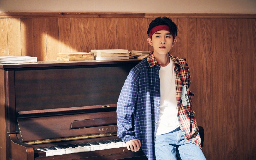 易烊千玺新MV高清花絮图释出,格子衫街舞弟弟重现5岁童年生活!