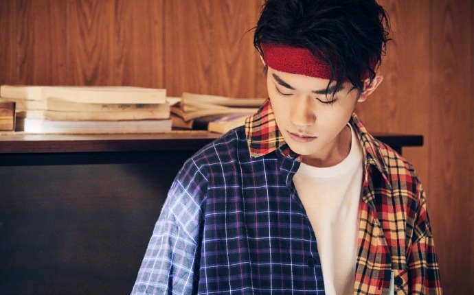 易烊千玺新MV高清花絮图释出,格子衫街舞弟弟重现5岁童年生活!