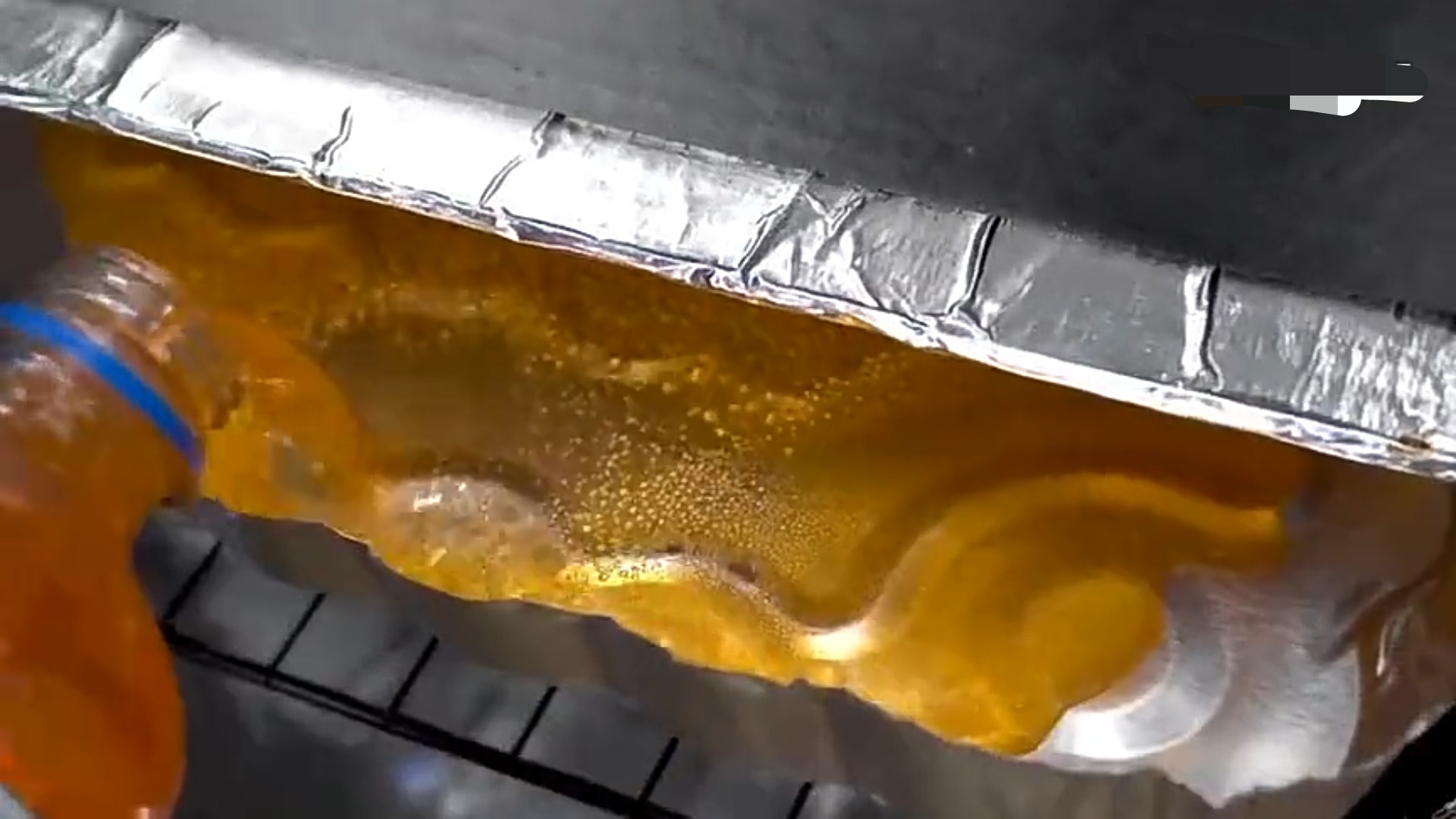 一瓶可乐和一瓶芬达的糖分烘干后颜色怪异,网