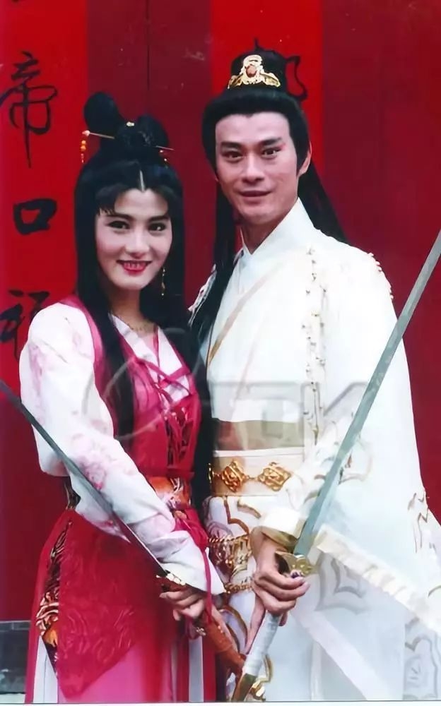 脸崩成了人妖?又学baby做整容鉴定!姐弟恋被公