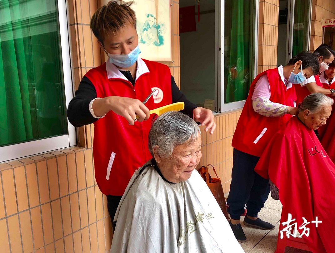关爱老人，从“头”开始！红旗镇大林社区开展义剪活动