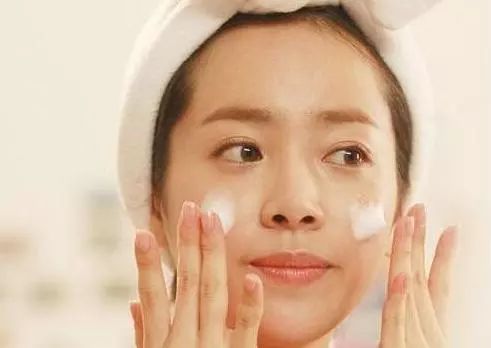 秋冬两季洗脸,用冷水好还是热水好?洗错了小心