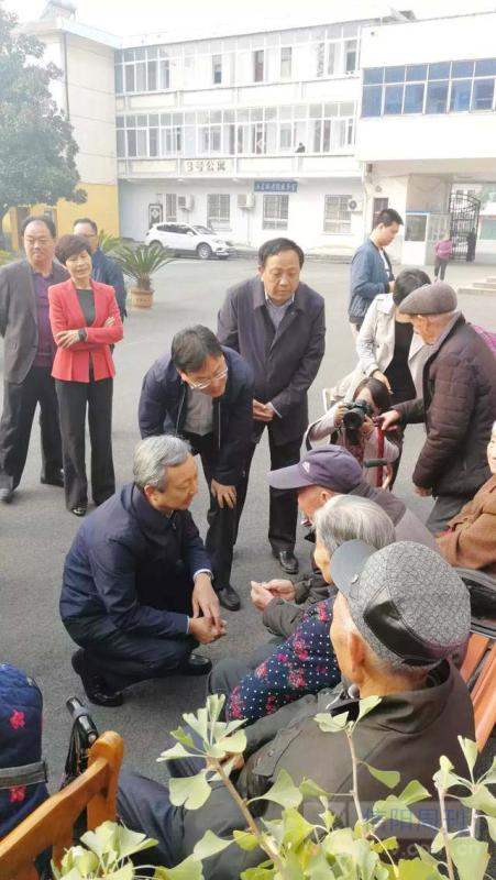 信阳市尚朝阳市长重阳节到五星敬老院慰问老人