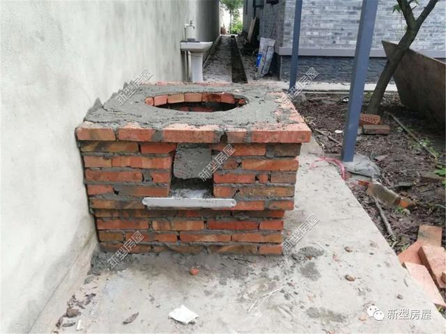 农村小伙自建房,不用煤气灶,花600元砌了个柴火灶,惊呆邻居!