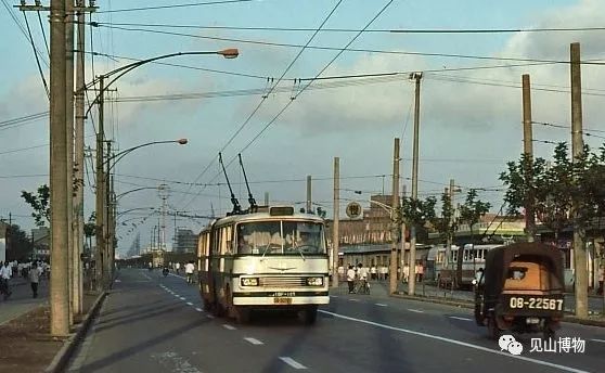 80年代的上海市区的路口,注意图中的右上角的交通指挥亭 80年代的
