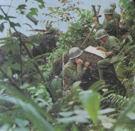 解放军进攻老山，大炮上刺刀推到越军阵地前400米开火