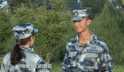 把人家教官看得害羞了,直言不要给我下套~有座位却还坐谢霆锋的沙发