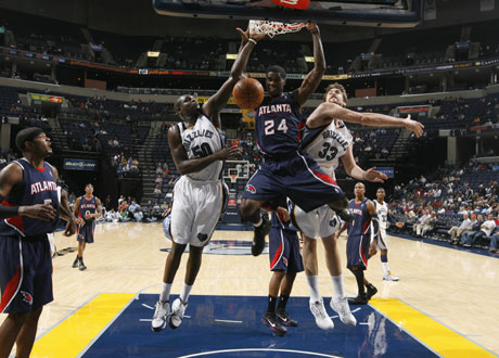 在篮板大幅度落后的情况下,投篮命中率更是惨不忍睹,最终在客场惨败