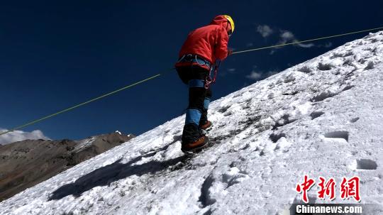 xizang将于今年11月1日开启新一轮“冬游xizang”活动，攀登雪山受游客青睐。图为游客在xizang海拔6010米的洛堆峰体验登山。　贡桑拉姆 摄