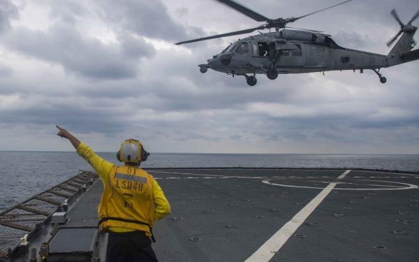 美海军“里根”号航母上的1架MH-60直升机坠毁
