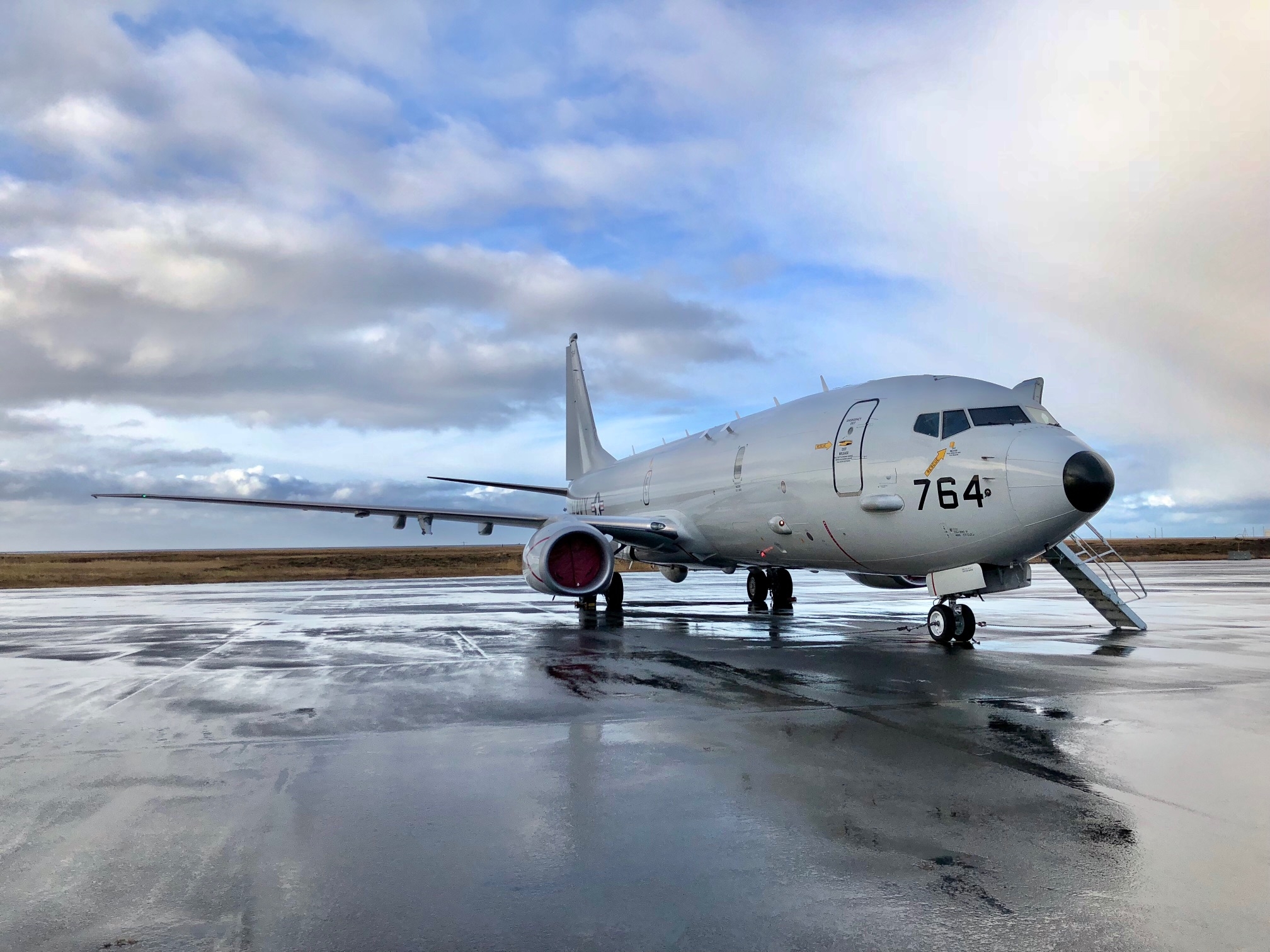 美国海军陆战队在"三叉戟接点2018"军事演习初期阶段空降冰岛