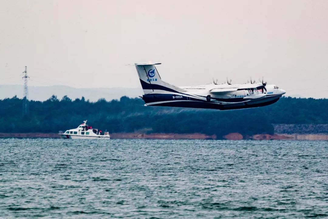 鲲龙出水:AG600两栖飞机水上首飞成功