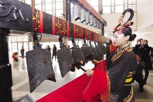 如何"敲"响编钟难住专家,鸳鸯盒上的一幅画,破解了演奏之谜