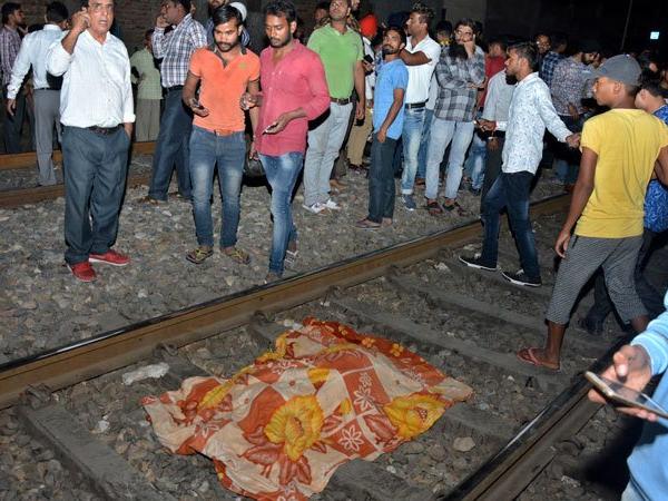 印度列车事故致至少60死 铁路部门负责人：不赖我