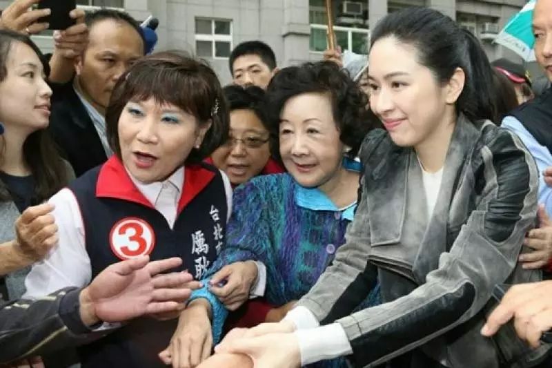 "→ 点选"设为星标★" 参选期间,小公主蔡依珊拿出十足的热情帮丈夫