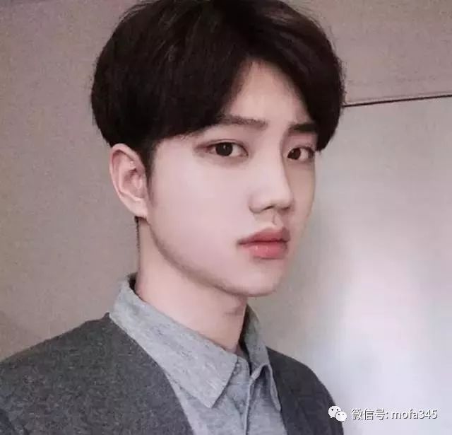 男生塌鼻梁适合什么发型,别再选错了