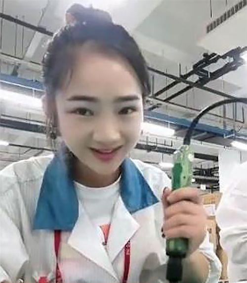 90后女生晒出在工厂打工的照片, 引起网友热议