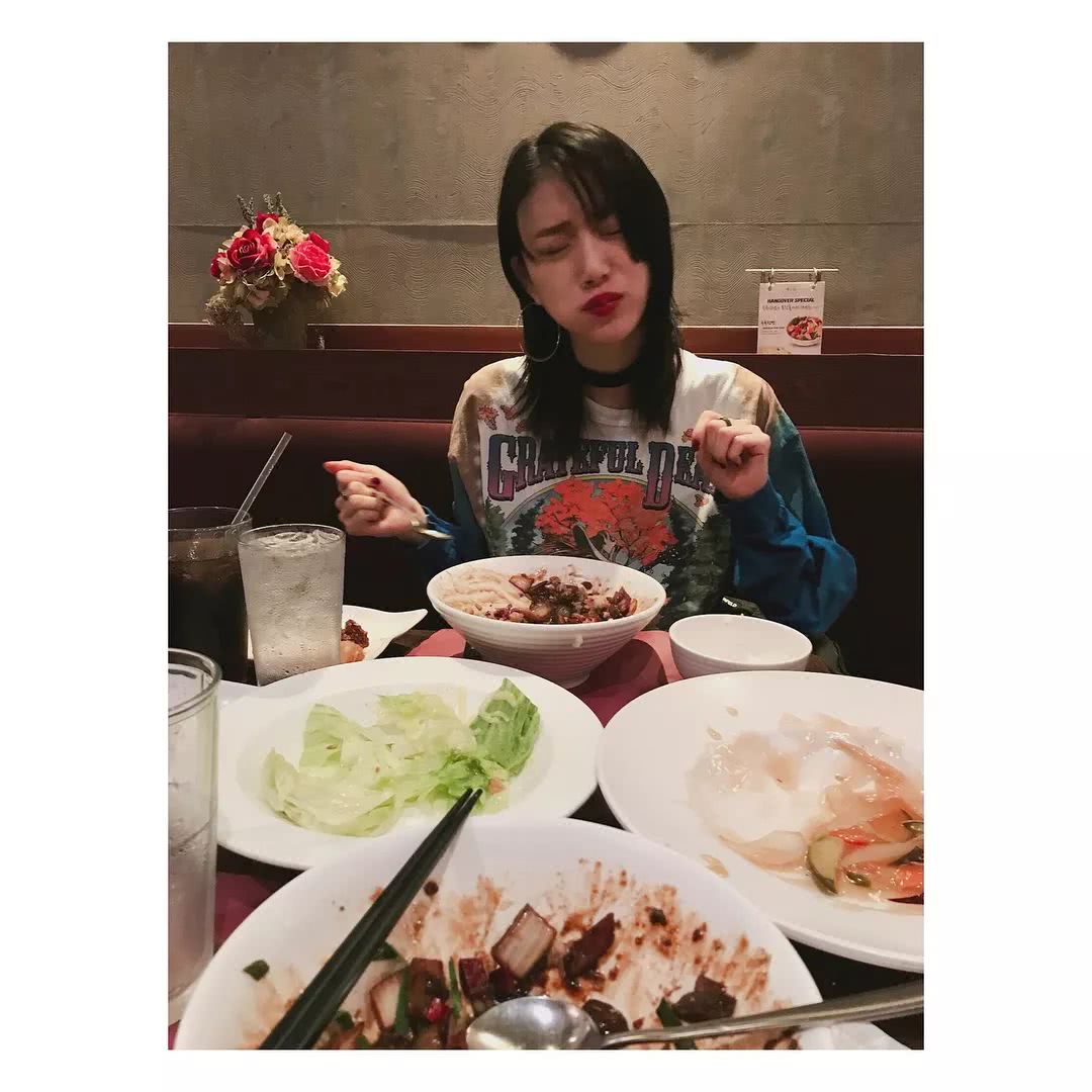 自曝平时爱打游戏,看漫画,而日常也总爱俏皮搞怪还自嘲.