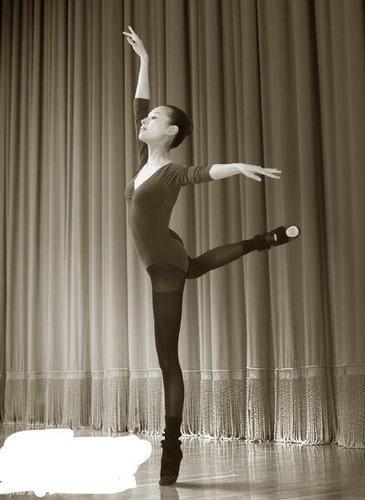 吴谨言张嘉倪章子怡跳芭蕾舞旧照清纯明丽,比刘诗诗更惊艳的是她