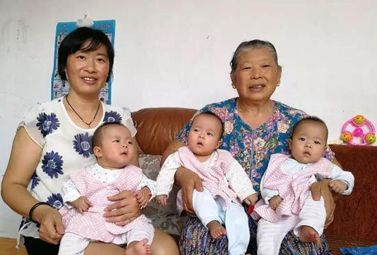 41岁外婆生下三胞胎,几乎跟女儿同期怀孕