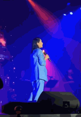 刘若英遭粉丝抢唱秒变表情包 这到底是谁的演唱会？