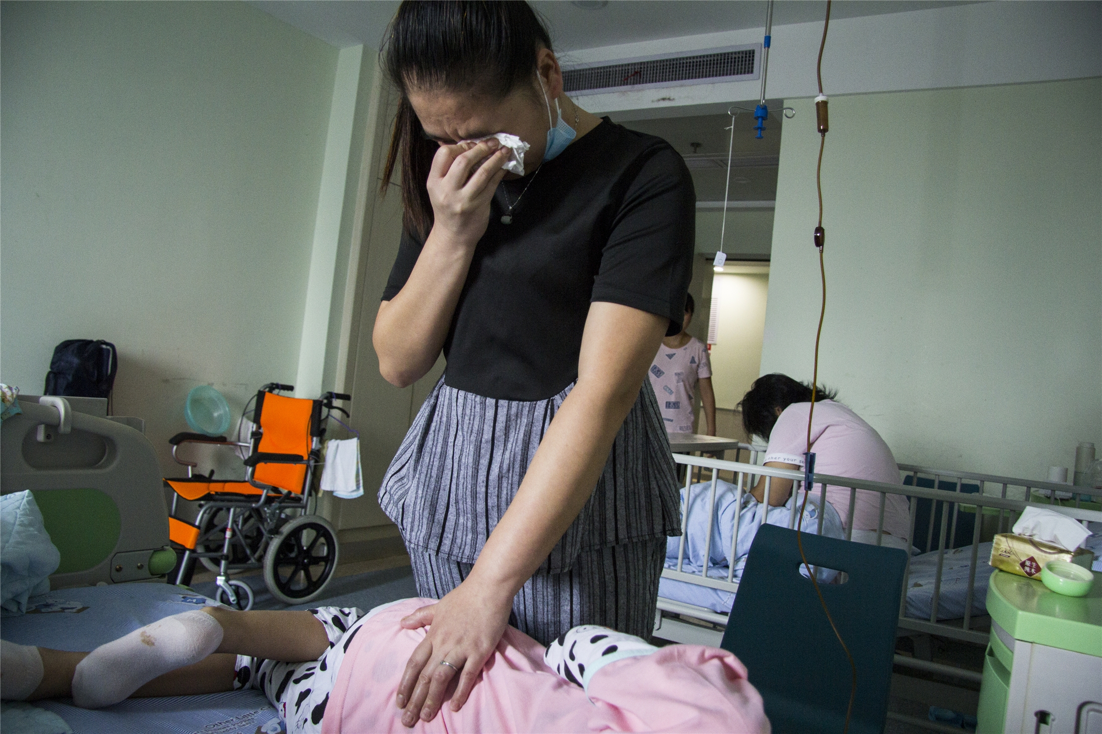 10岁血癌患字体痛哭骨穿却因剃光头不怕两天漂亮女生的女孩图片