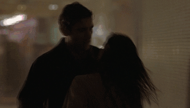 干柴烈火的,吻一下当然解决不了两人的生理需求.