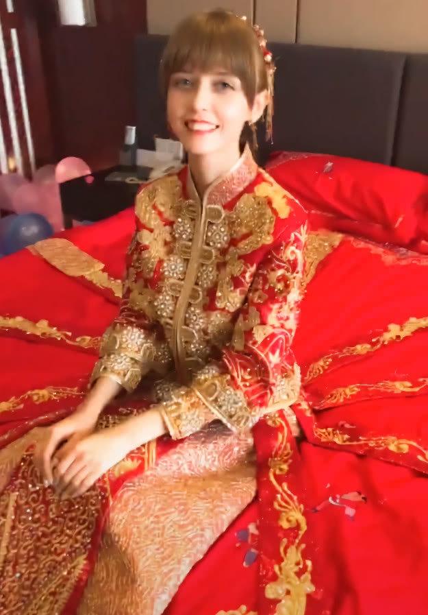 穿中式婚纱的外国女孩走红抖音,笑起来的瞬间