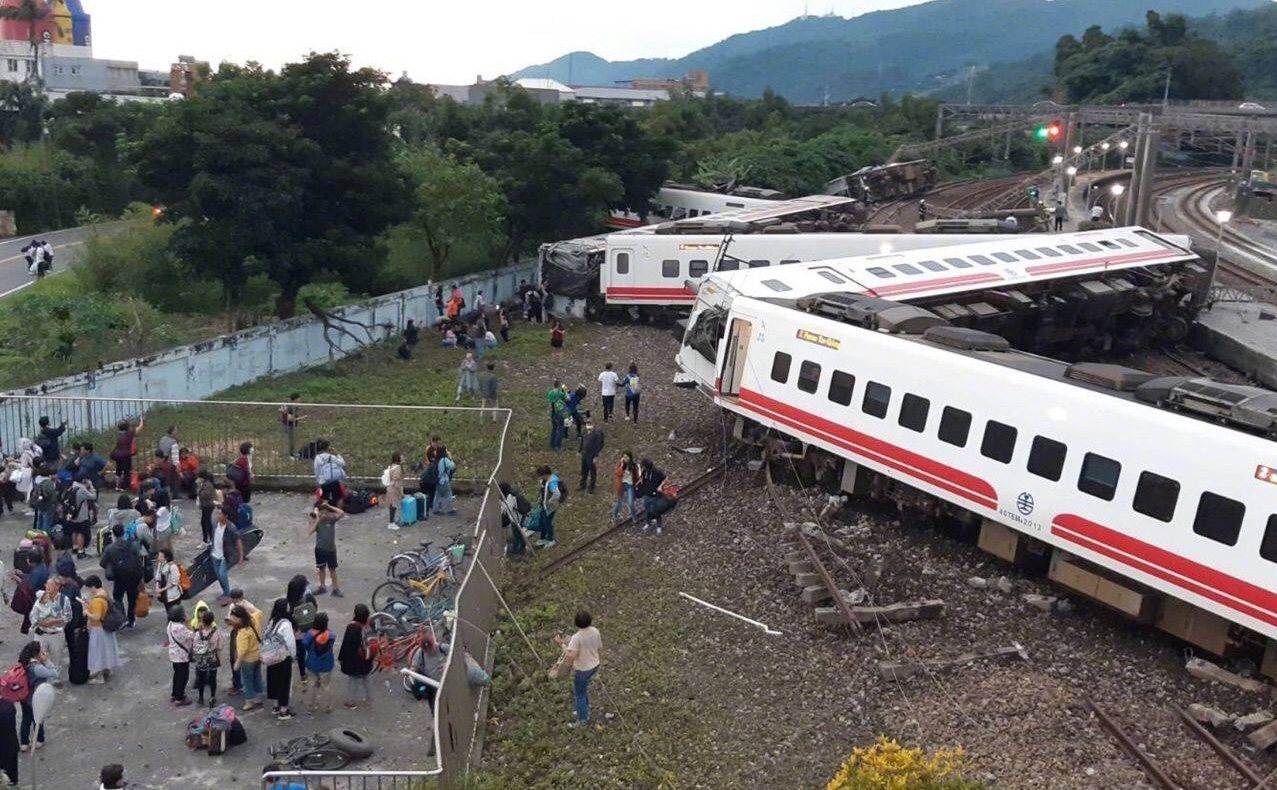 台湾列车脱轨18人罹难，家属靠刺青和项链认出儿子