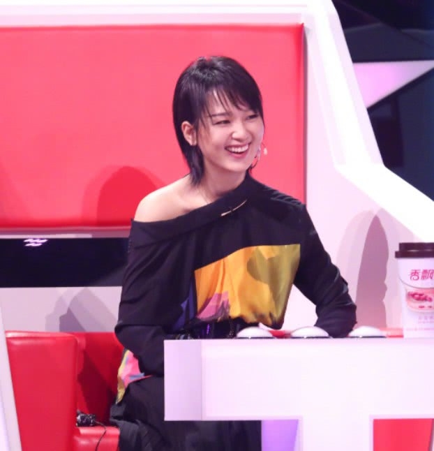 为凹出女人味拼了，周笔畅穿“撕裂衣”，皮带快勒到肚脐眼了!