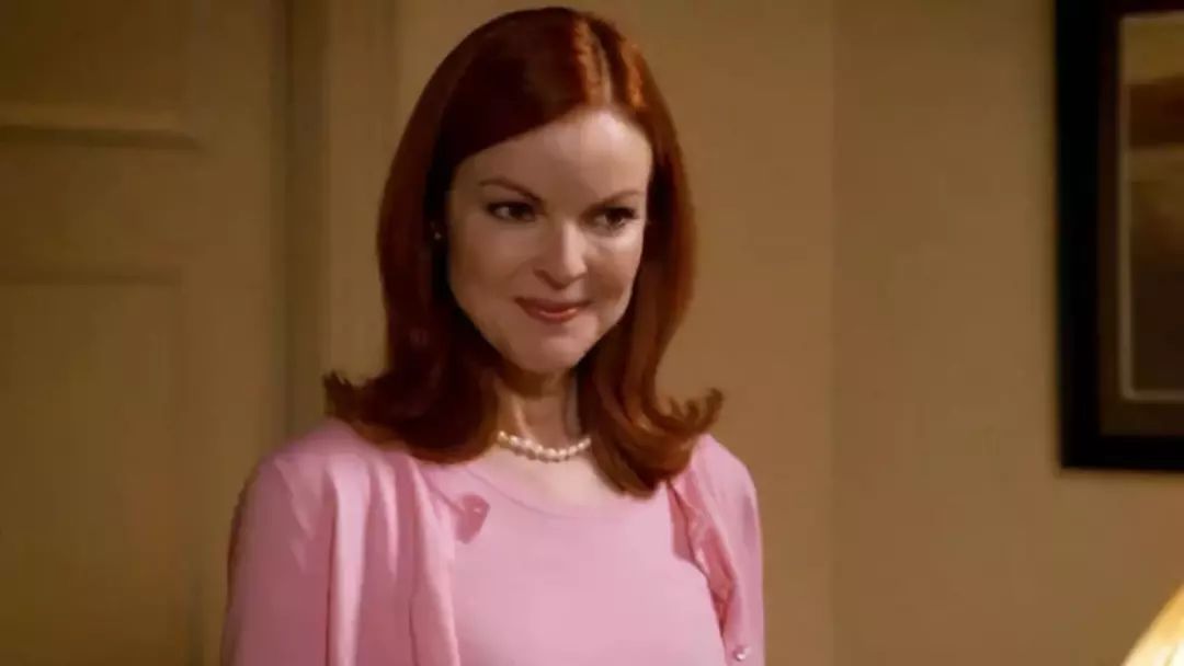 《绝望主妇》里的bree,这粉红色的缎面衬衣,可是相当抬气质的.