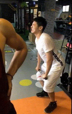 搞笑gif图:大哥你怎么健身呢?练哪块儿肌肉?