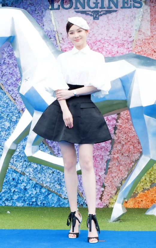 袁姗姗的这双鞋子,穿了和没穿一样,可怎么还能