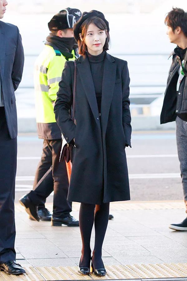 2018秋冬,黑色大衣搭基本款,时髦实穿美炸了!