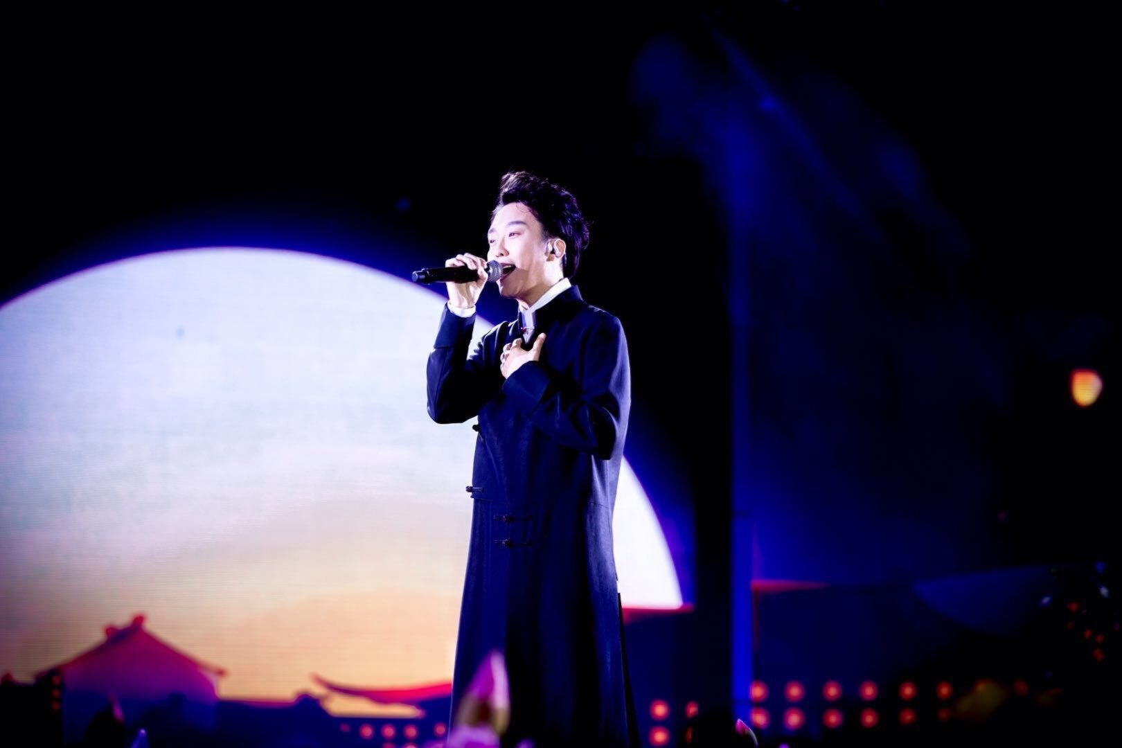 李玉刚结盟旗袍小镇,官宣《遇见旗袍》,《我一直在这里》为推广歌曲!