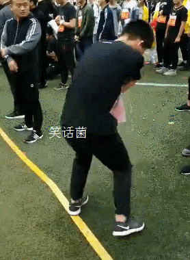 搞笑gif图:姑娘这是看到什么,这表情好难捉摸呀!